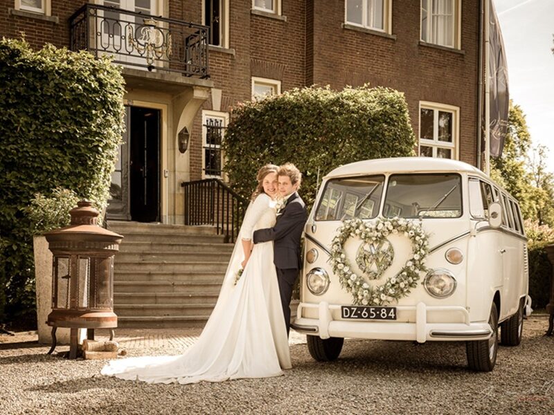 White Flower / witte Volkswagen T1 spijlbus huren