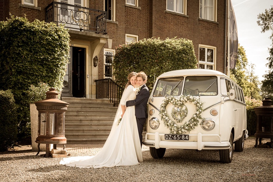White Flower / witte Volkswagen T1 spijlbus huren
