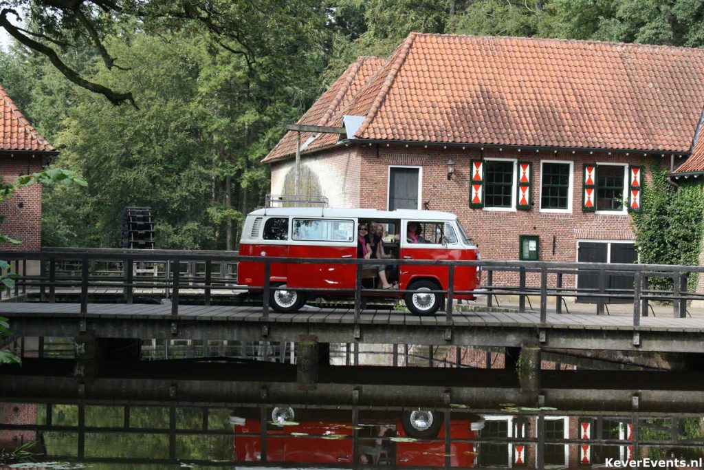 gezinsuitje dagje toeren met een Volkswagen busje