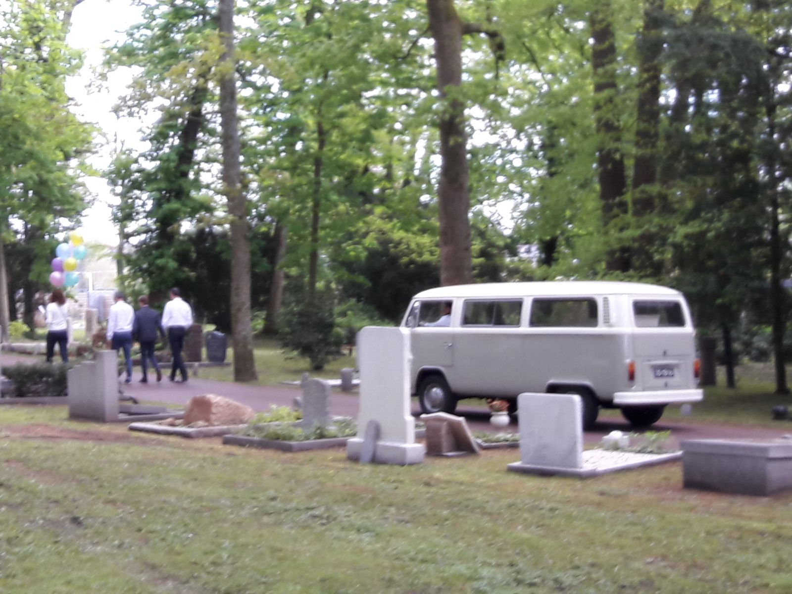 Rouwvervoer met een grijs wit Volkswagen busje