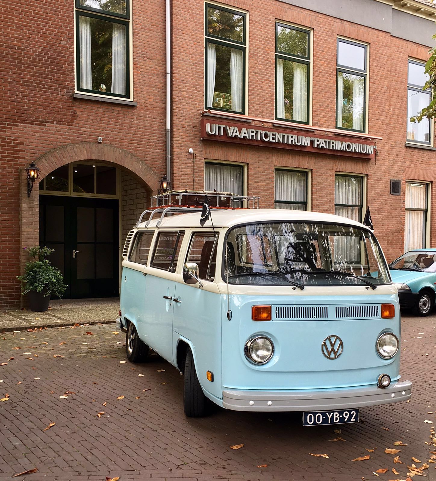 klassieke rouwauto Rouwvervoer met een Volkswagen busje
