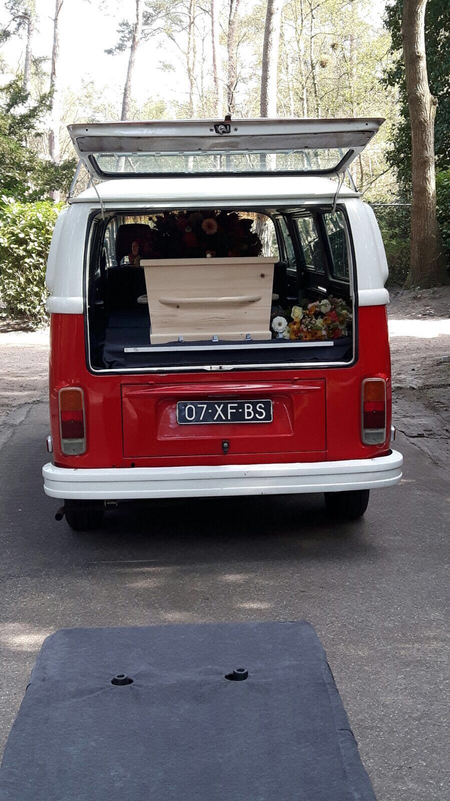 Rouwbusje met een rood wit Volkswagen busje