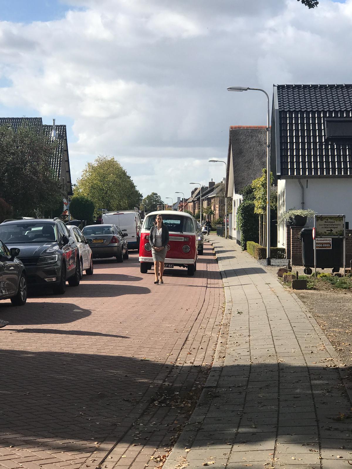 Bijzonder rouwvervoer met een rood wit Volkswagen busje